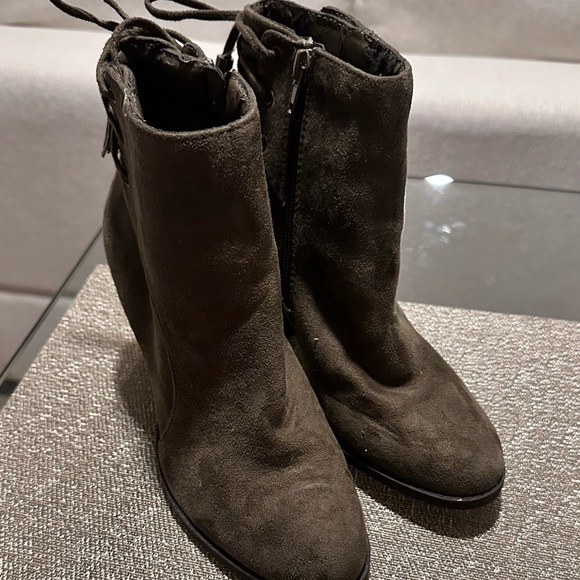 Elegant Olive Green Suede Ankle Boots - Picture 1 of 4